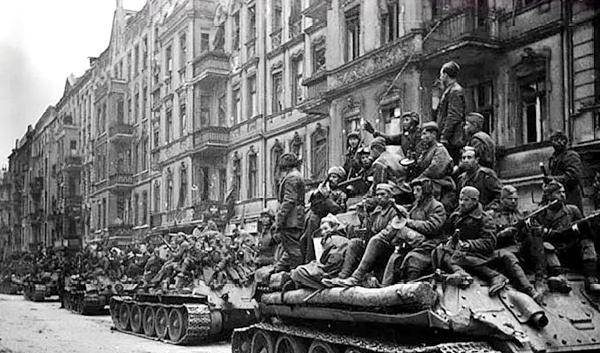二战柏林战役,德国士兵投降美军,为何不脱下军装解散回家?