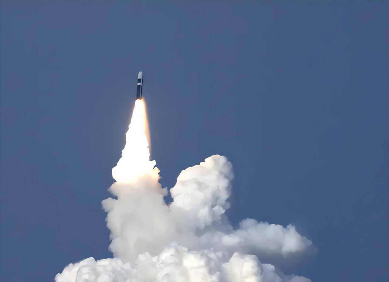 核潜艇在水下发射导弹时,如何防止海水倒灌?