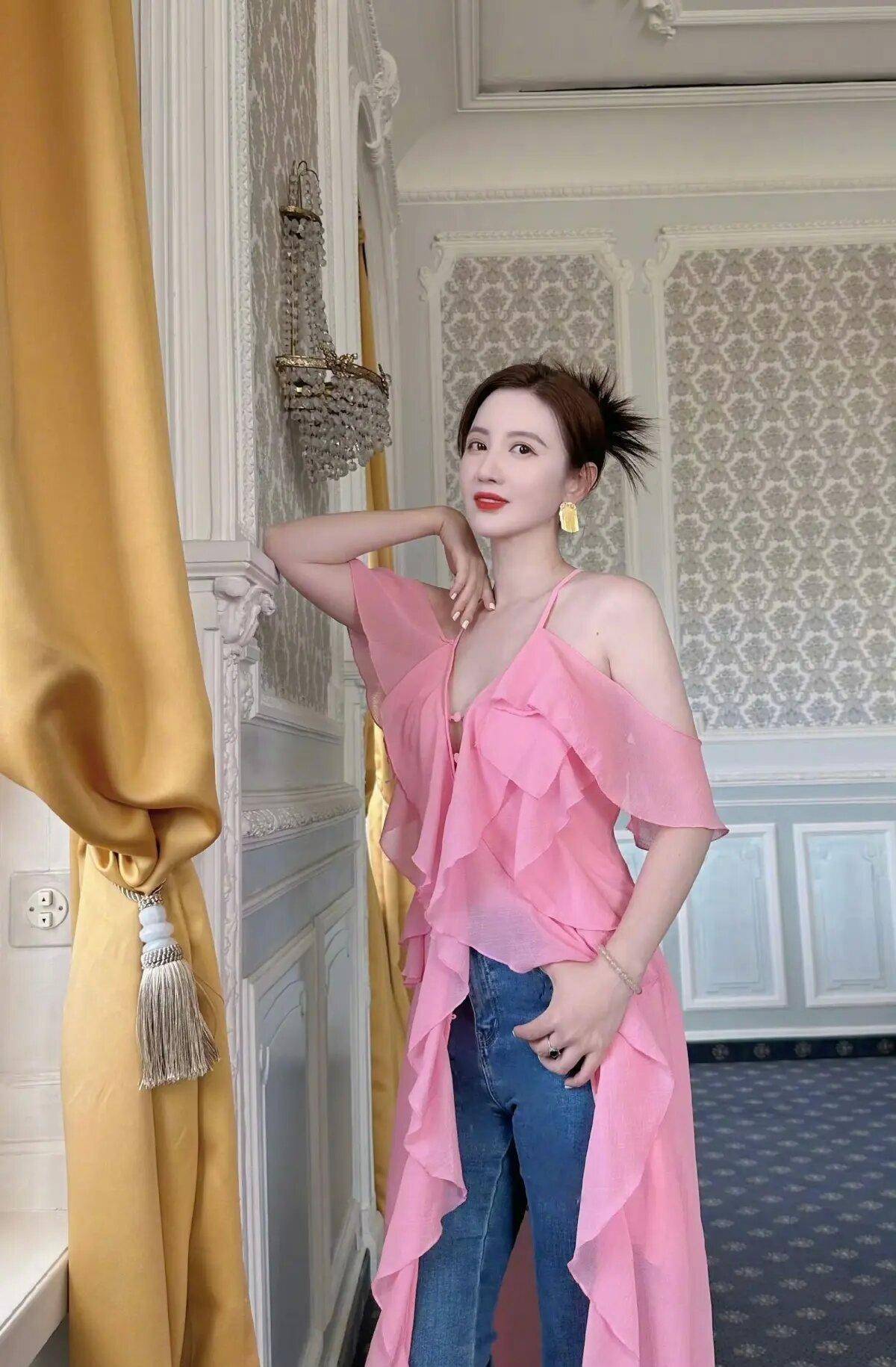 张萌带火了一种"度假风"穿搭:吊带衫 牛仔裤,时髦性感又减龄_显得_的