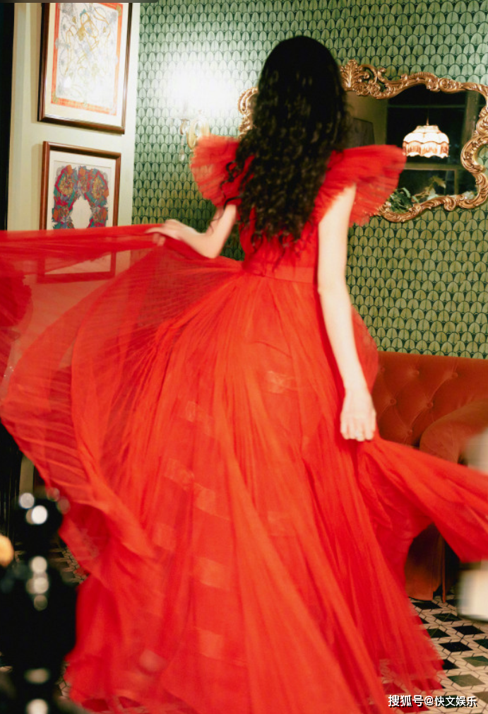 一身红裙明艳动人,梦回《繁花》汪小姐_人们_形象_魅力