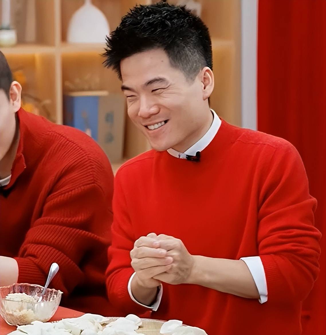 紧随董宇辉之后,则是炙手可热的影视歌多栖明星肖战,凭借帅气的形象