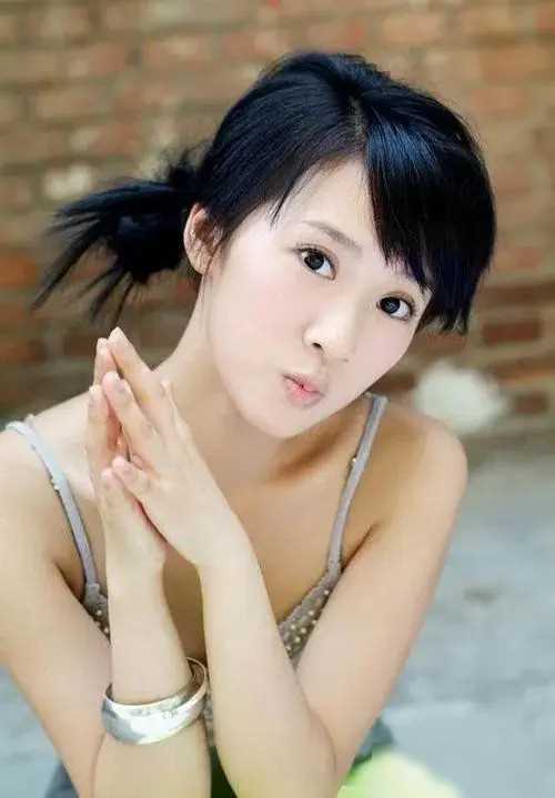 因此,当你再次听到陈格的名字时,请记得她不仅是陈道明的女儿,更是一