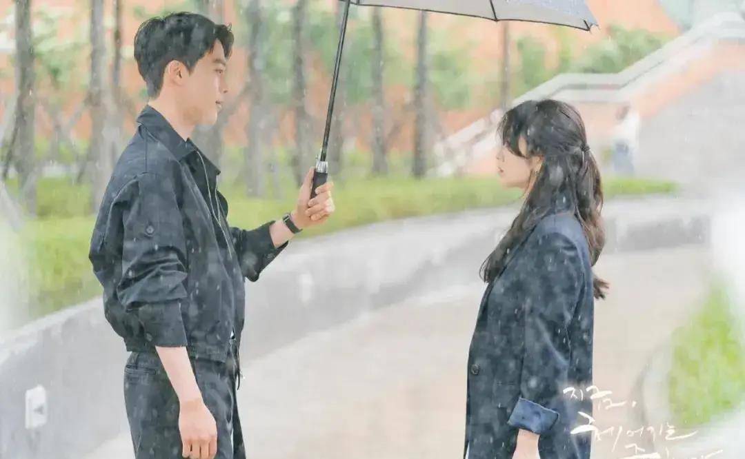 播的剧《现在,正在分手中》中,40岁的宋慧乔,和30岁的张基龙站在一起