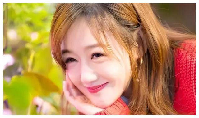 在和薛佳凝分手后,胡歌还经历了一段恋情,有媒体拍到他和江疏影的