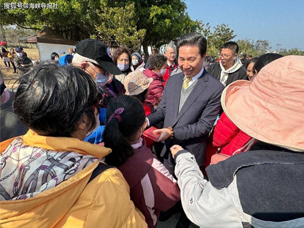 金门县长陈福海年初一走访新春农业展,民众拜年拿开运福袋好开心_活动