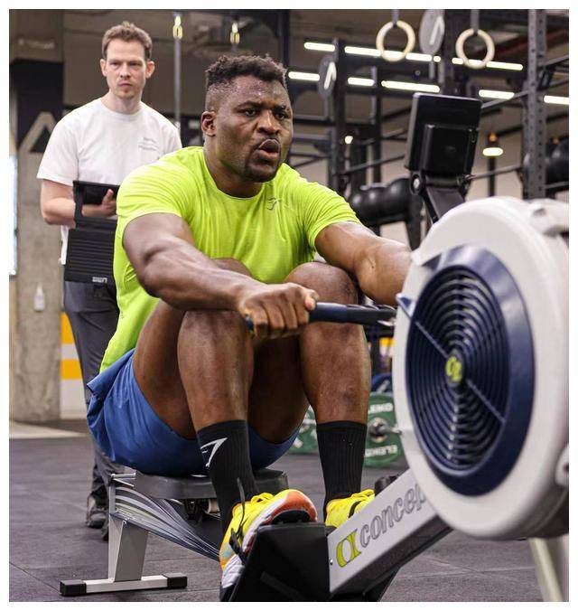 富里父亲警告约书亚:纳干诺力量超越"小胖"鲁伊兹!_比赛_约翰_对阵