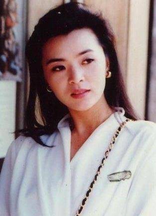 与陈玉莲因戏生情,回绝梅艳芳"表白"的刘德华,为何转身娶了朱丽倩