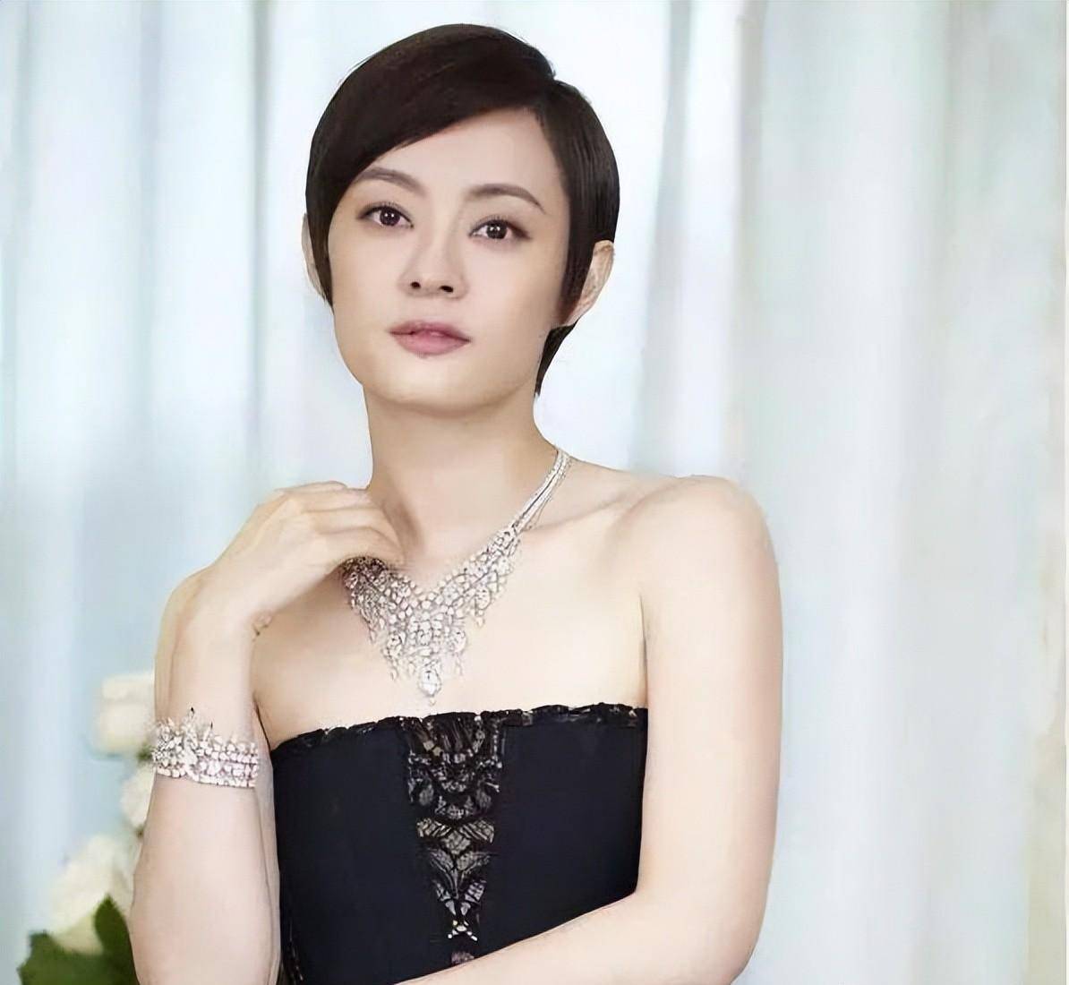 从孙俪年轻时的照片上来看,她和现在几乎没变样,一身军装透露着几分