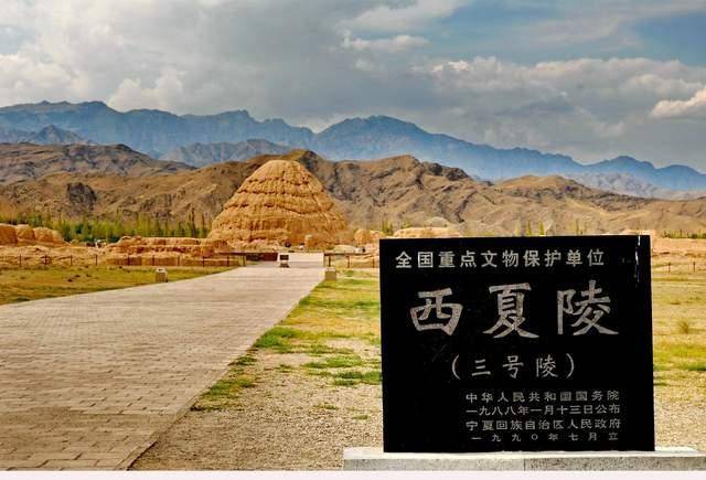 西夏王陵数次被盗,专家一脚踢出一尊"鎏金铜牛",现已