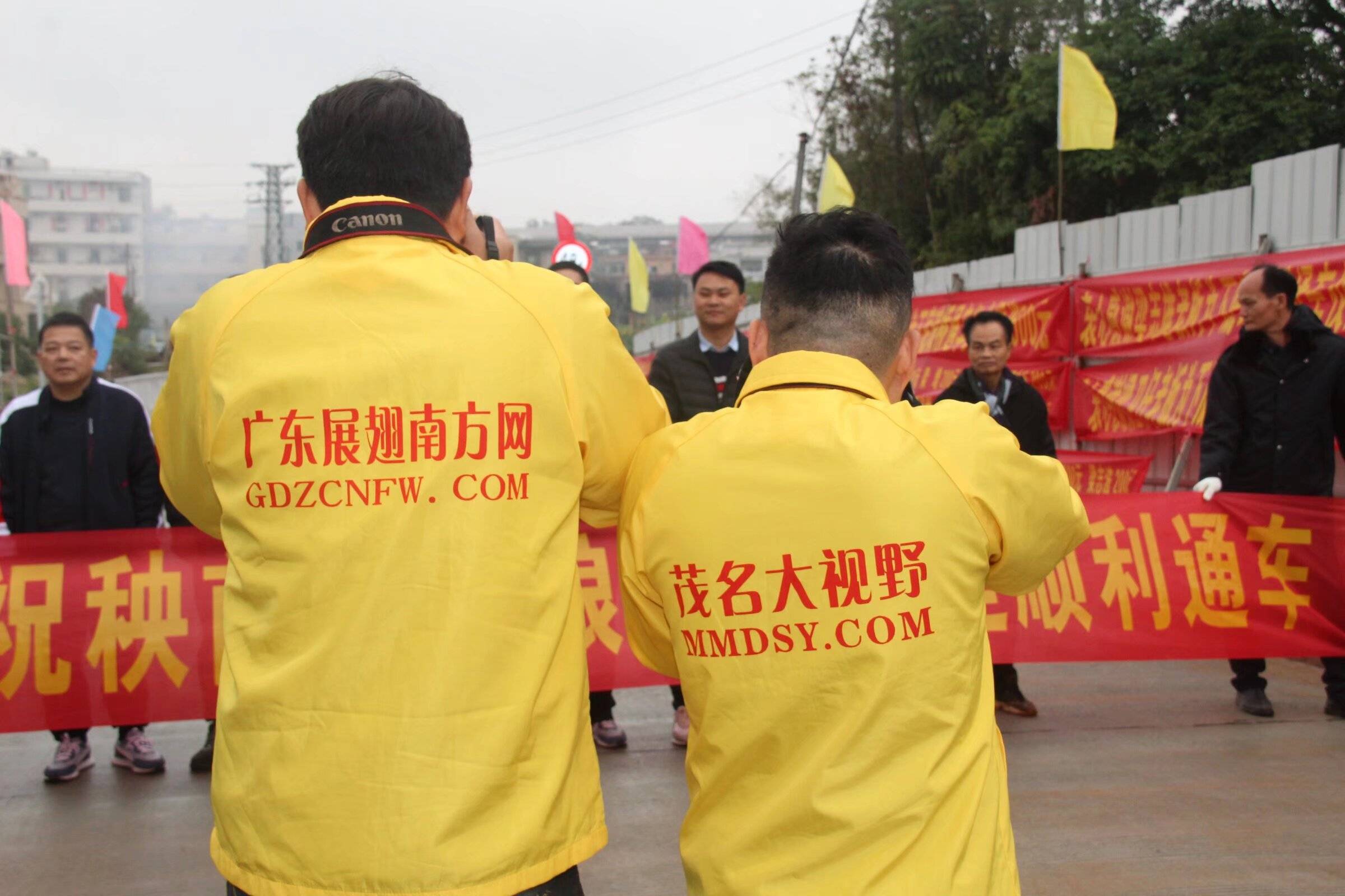 (左一)电白区公安分局驻秧前村第一书记观董文(右二)林头镇副镇长车雄