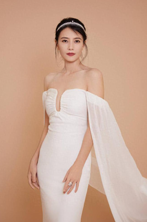 高圆圆真空穿露肩白色连衣裙,u型领口开到胃中间,性感又迷人_时尚