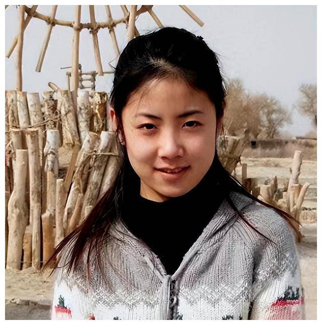 在父母陪同下,她偿还了所有的违约金.2022年,蒋佳恩被曝患上抑郁症.