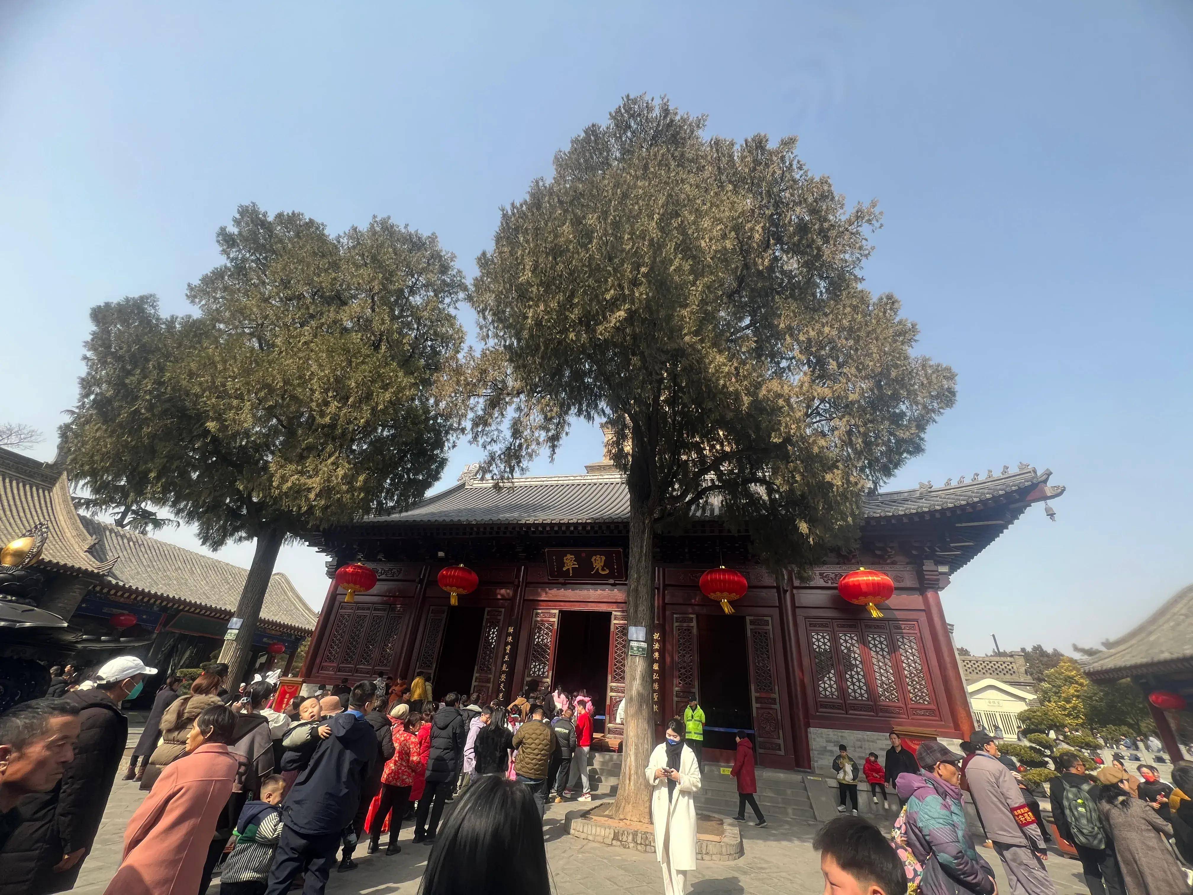 节日·景点镜头 古城西安大慈恩寺祈福游客挤爆门 浓浓过节味儿