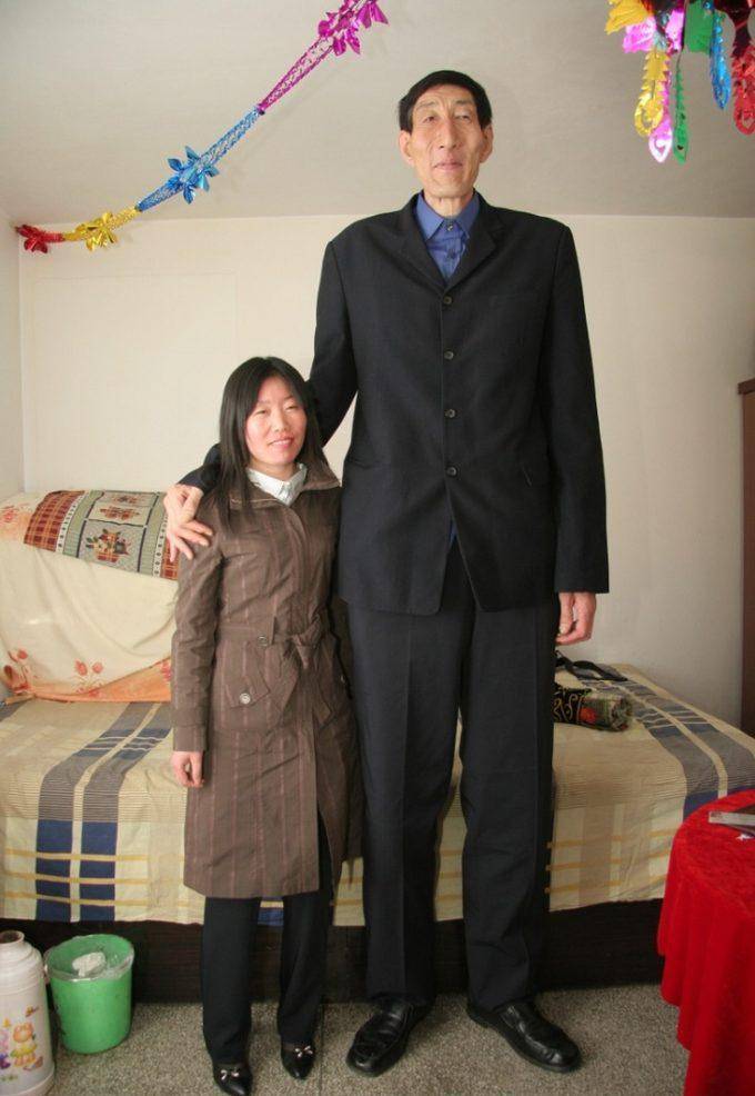 世界上最高的人,几乎比姚明还高一倍,太惊人了