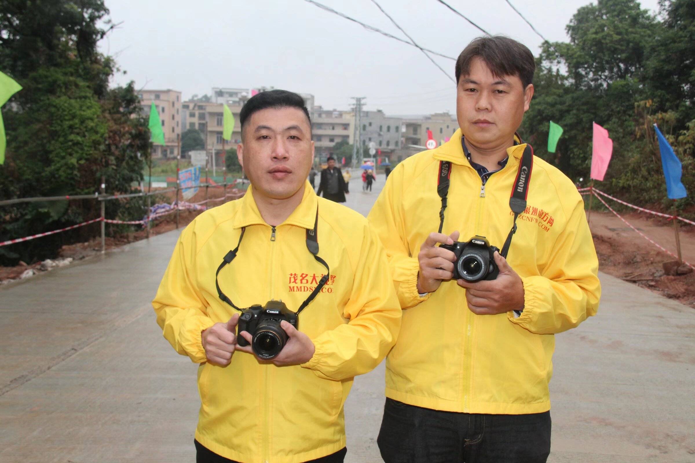 (左一)电白区公安分局驻秧前村第一书记观董文(右二)林头镇副镇长车雄