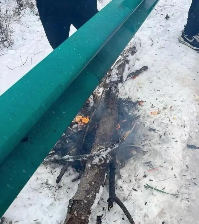 有电车女司机最终钻进了油车男司机车里的事是真的,大冷的天,冰天雪地