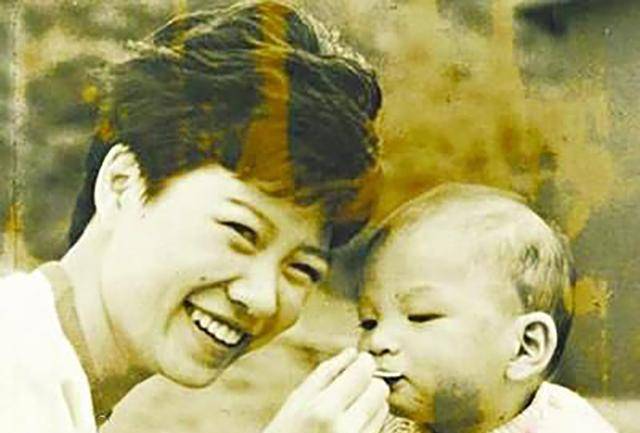 18岁闪婚,和儿子30年不相认,亦舒:你的父亲浪费了我的