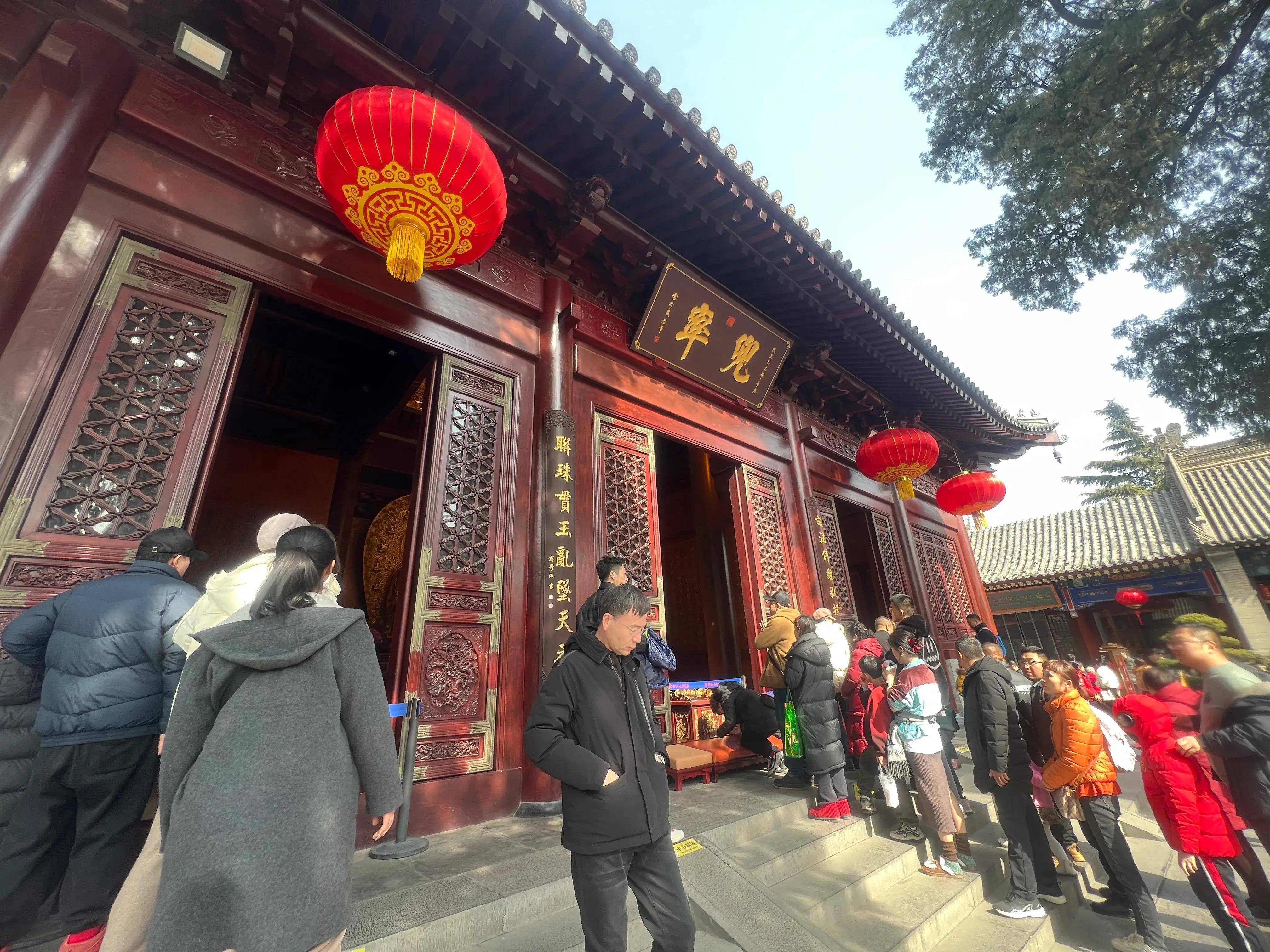 节日·景点镜头 古城西安大慈恩寺祈福游客挤爆门 浓浓过节味儿