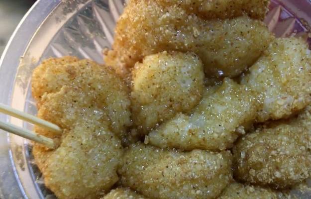 这样一份小糍粑,3块钱就有20粒,老人还把这些糍粑放在砂糖上来回的