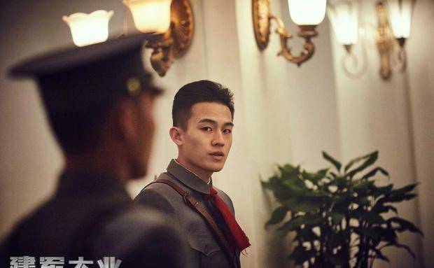 在陈凯歌导演的电影《妖猫传》里,欧豪又化身为风度翩翩,英俊潇洒的