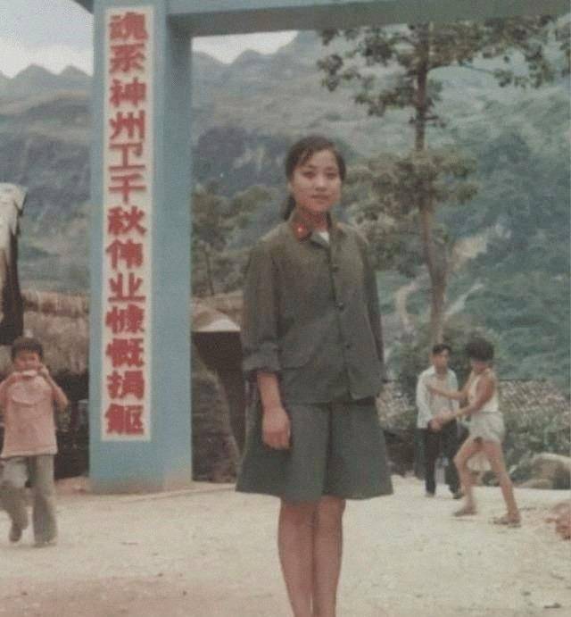86年老山战场,亲吻临终士兵的女战士张茹,29年后去他墓前探望_我军