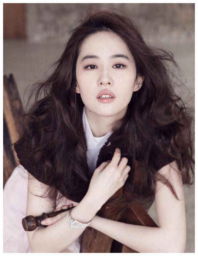 在这组照片中,刘亦菲身穿简单的校服,头发随意扎起,笑容灿烂.