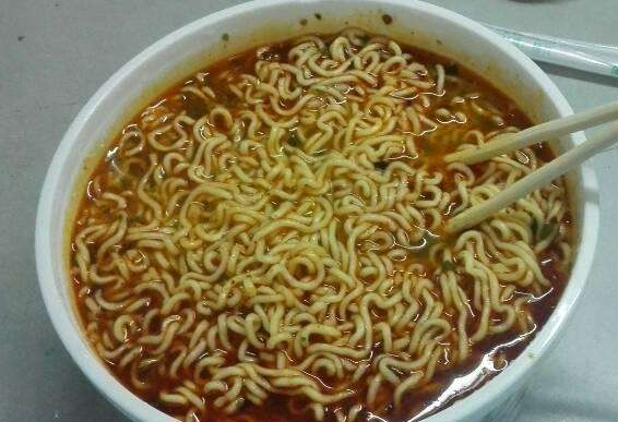 韩国同事透露:泡方便面时,万万别忽略这"1步",否则又干又硬_开水_味道