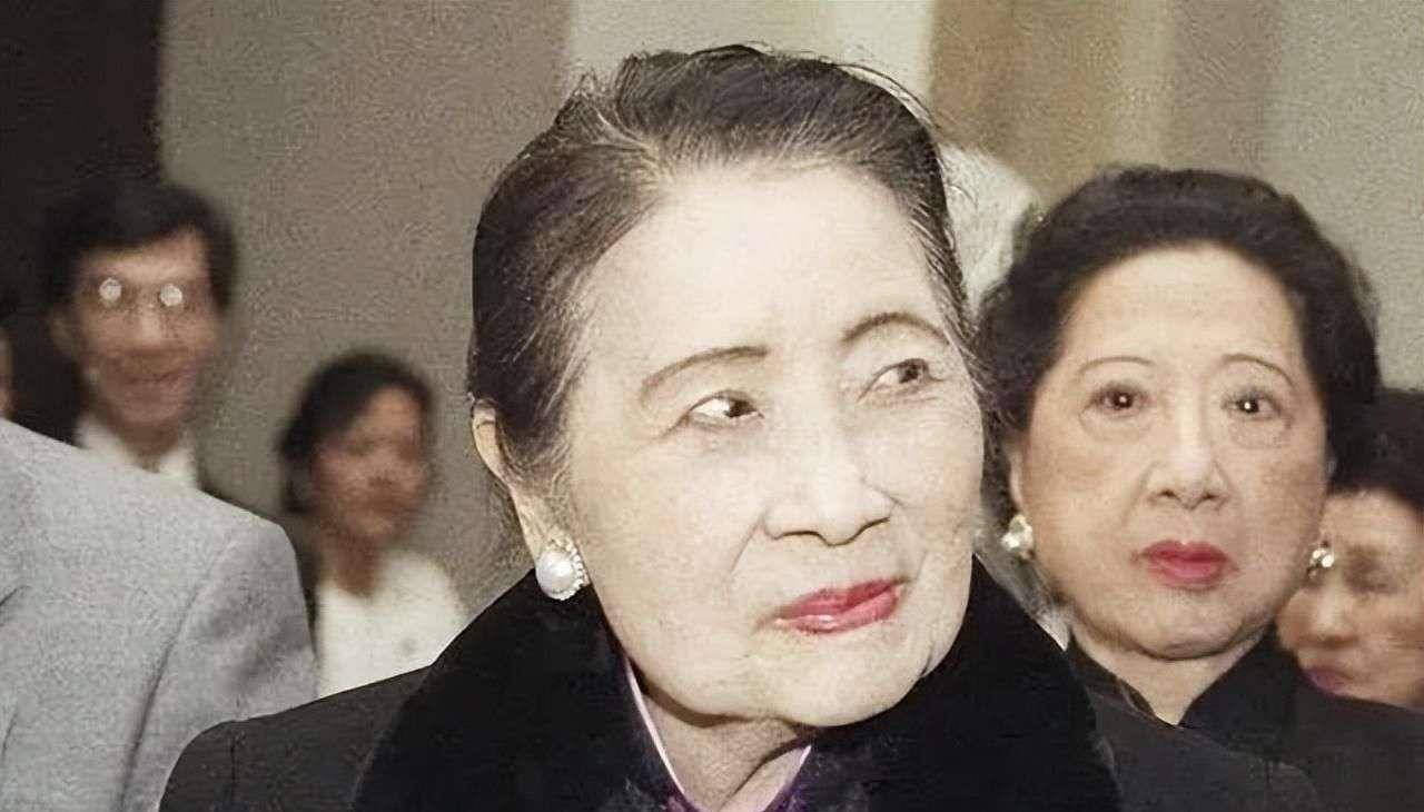 宋美龄因为政治上的原因,宋美龄很少去台湾,她所有的荣耀都随着蒋介石