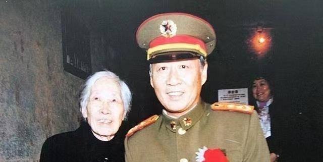 王光美逝世后,追悼会出现了2位特殊的客人,许多宾客潸然泪下_刘少奇