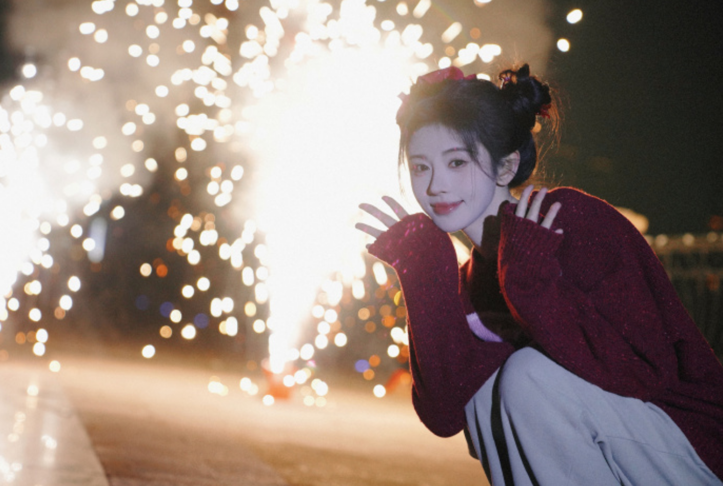 鞠婧祎新年烟花大片曝光,双丸子头造型俏皮抢镜