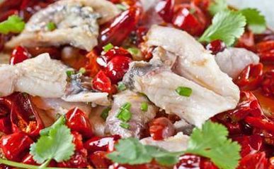 这道麻辣鲜香的水煮鱼,光是闻见味道就令人食指大动!_