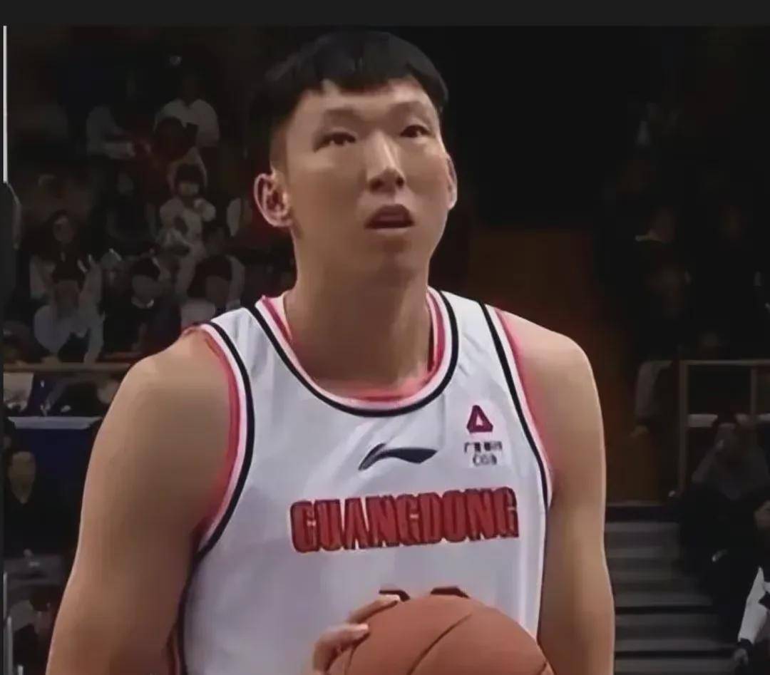 看了朱芳雨谈周琦无缘男篮,才发现这对男篮,周琦和广东队是三赢_本