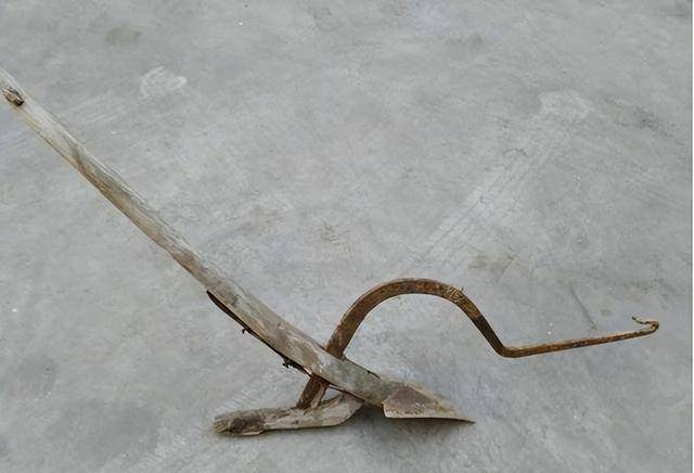 农耕工具的改进,主要有一牛挽犁的短辕犁的推广,全铁犁铧的大量使用