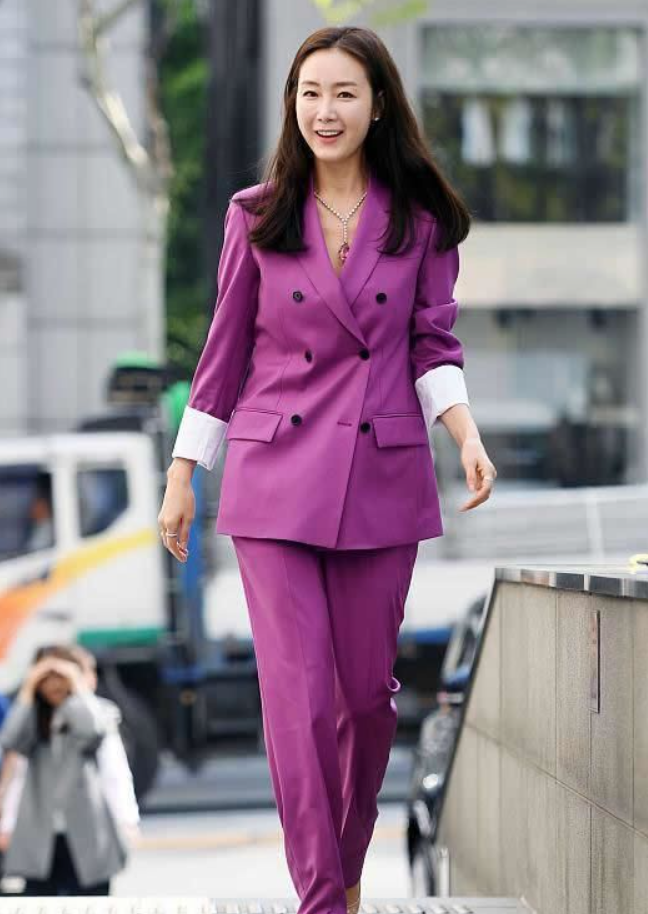 崔智友带火一种高贵紫单品:真空穿西装 烟管裤,高级又时尚