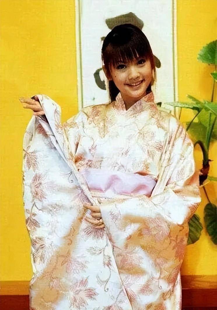 seh组合,早年也拍过和服写真,还跑到日本酒馆内.