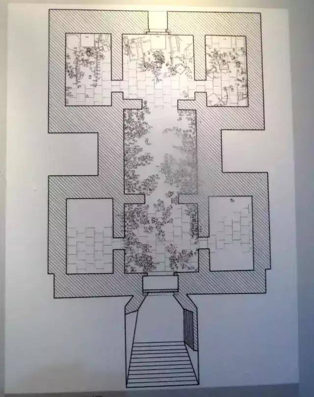 由于墓地被挖开,荆州博物馆于1998年对地墓进行了抢救性发掘.