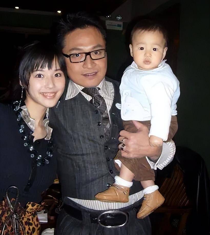 马景涛与前妻为儿子庆生,15岁心心显羞怯,身高追上哥哥近一米八