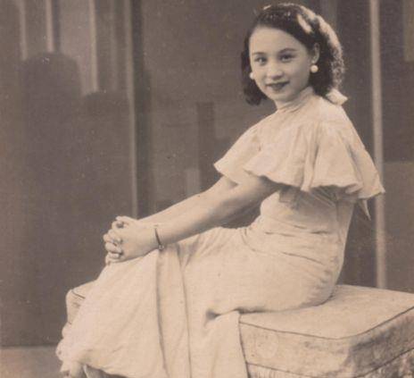 "也许正是在这种强烈的对比之下,张爱玲才会变得极为敏感,既渴望爱,又