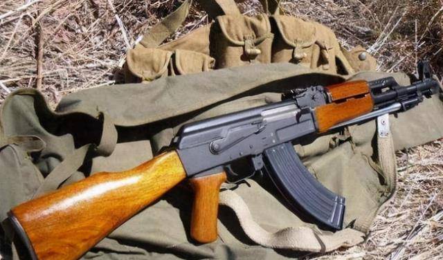 程广蔼的冲锋枪有可能是带着弹夹验的,子弹上膛却没有关上保险.