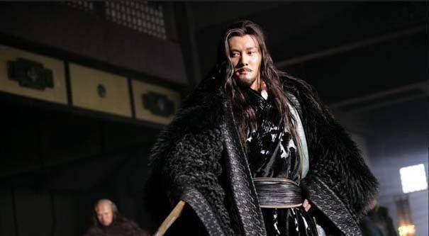 古代一人,破釜沉舟推翻强秦,走后尸首被肢解,族人为皆