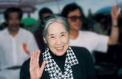 王光美逝世后,追悼会出现了2位特殊的客人,许多宾客潸然泪下_刘少奇