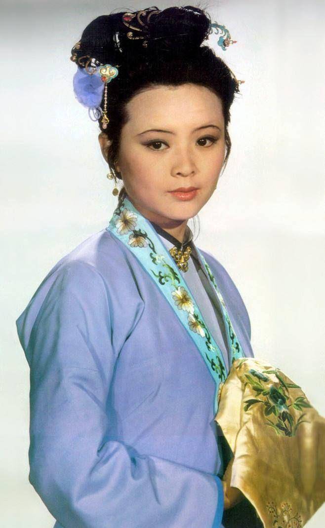 之后,乐韵离开,邓婕一张最初,李纨的扮演者是周月,也就是剧中饰演