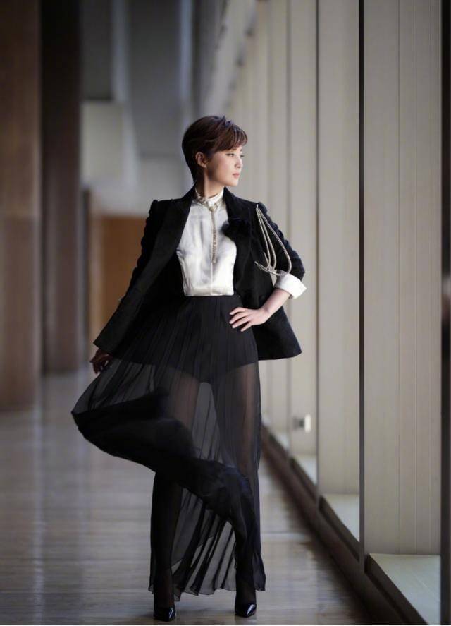 蒋勤勤与老公亮相,带火了一种新穿法:"上身去开会下身