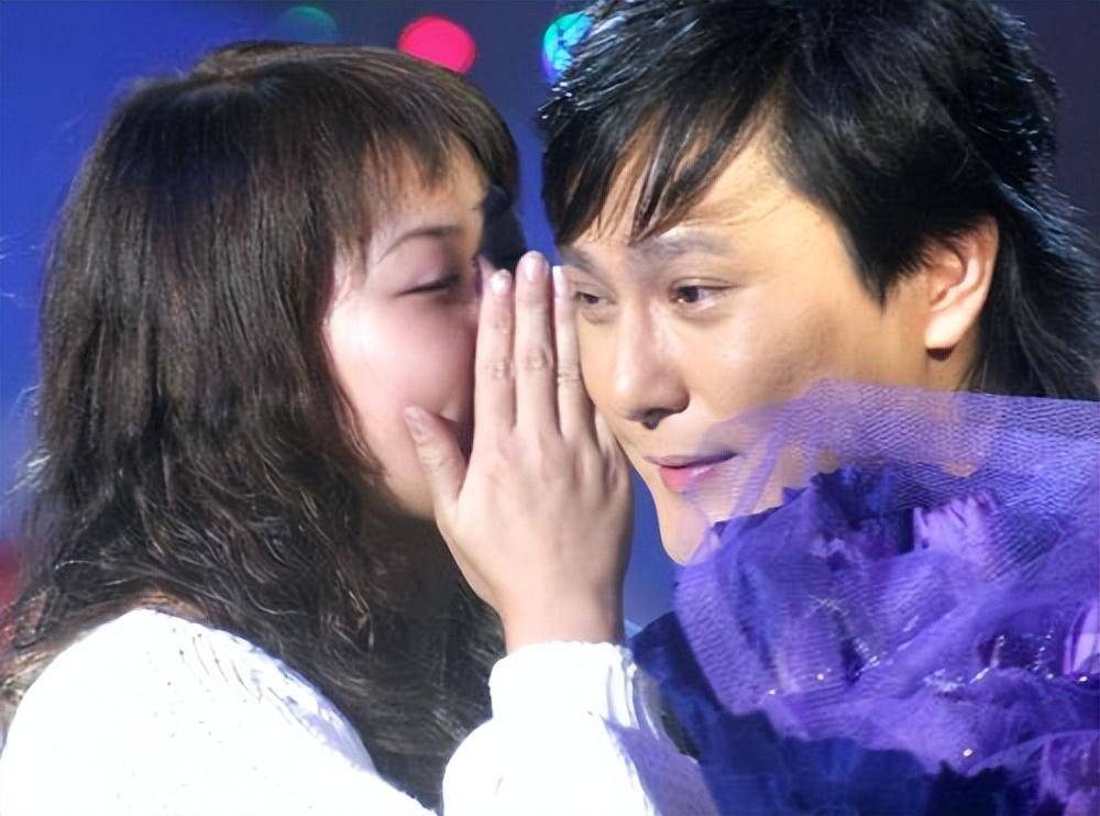 当年张信哲刚刚爆火,有位女歌迷为他写信,在几次交流后,两人坠入爱河.