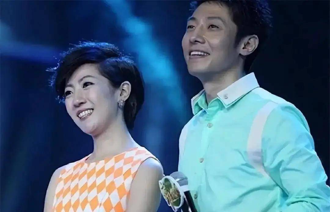 撒贝宁李白携龙凤胎回家过年,小撒兄妹罕同框,龙凤胎萌娃超可爱_武汉