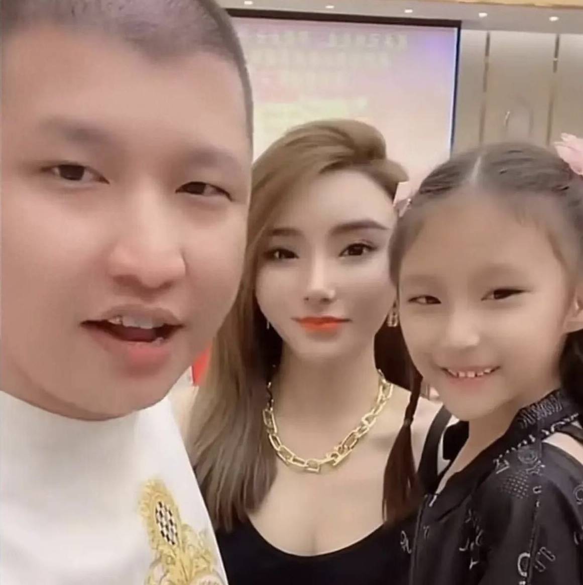 当然,那也许就是人家的日常,但相较于甜馨,那就是炫富.