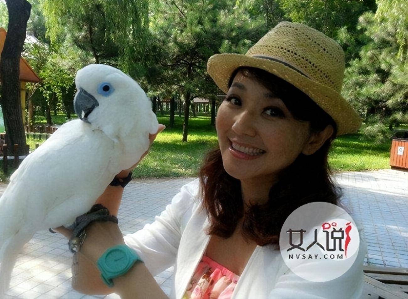 主持人方琼:嫁大8岁副台长,闪婚后生下可爱儿子,活成