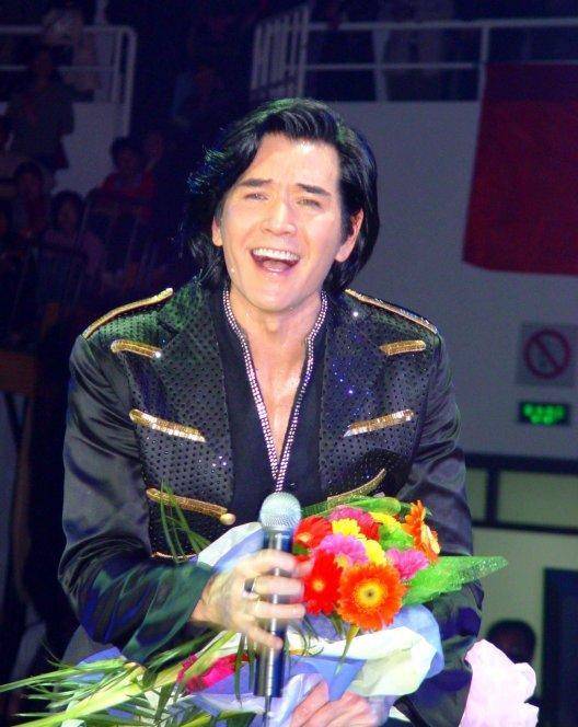 费翔:父母分手姐姐早逝,独自照顾母亲至今,62岁仍是单身_丽娜_音乐