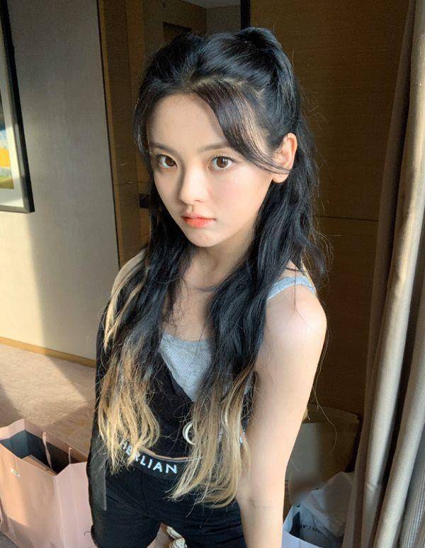 杨超越在酒店穿背心晒自拍,整个人瘦了一大圈,侧身时