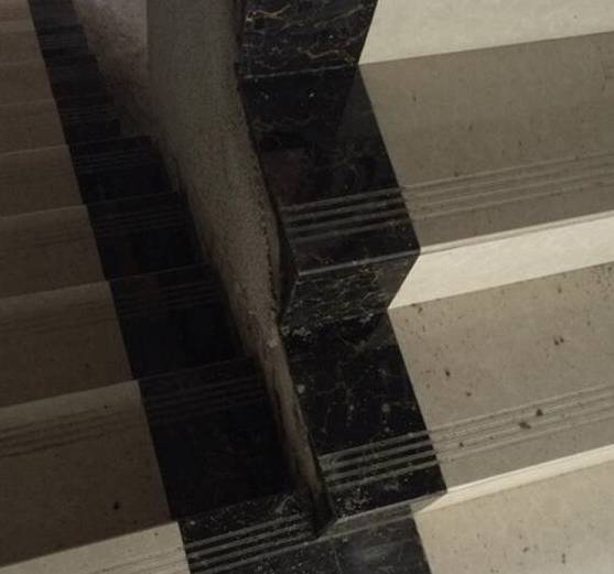 难怪师傅会在楼梯间地砖两边加黑色,看完发现真有道理_显得_都会_墙体